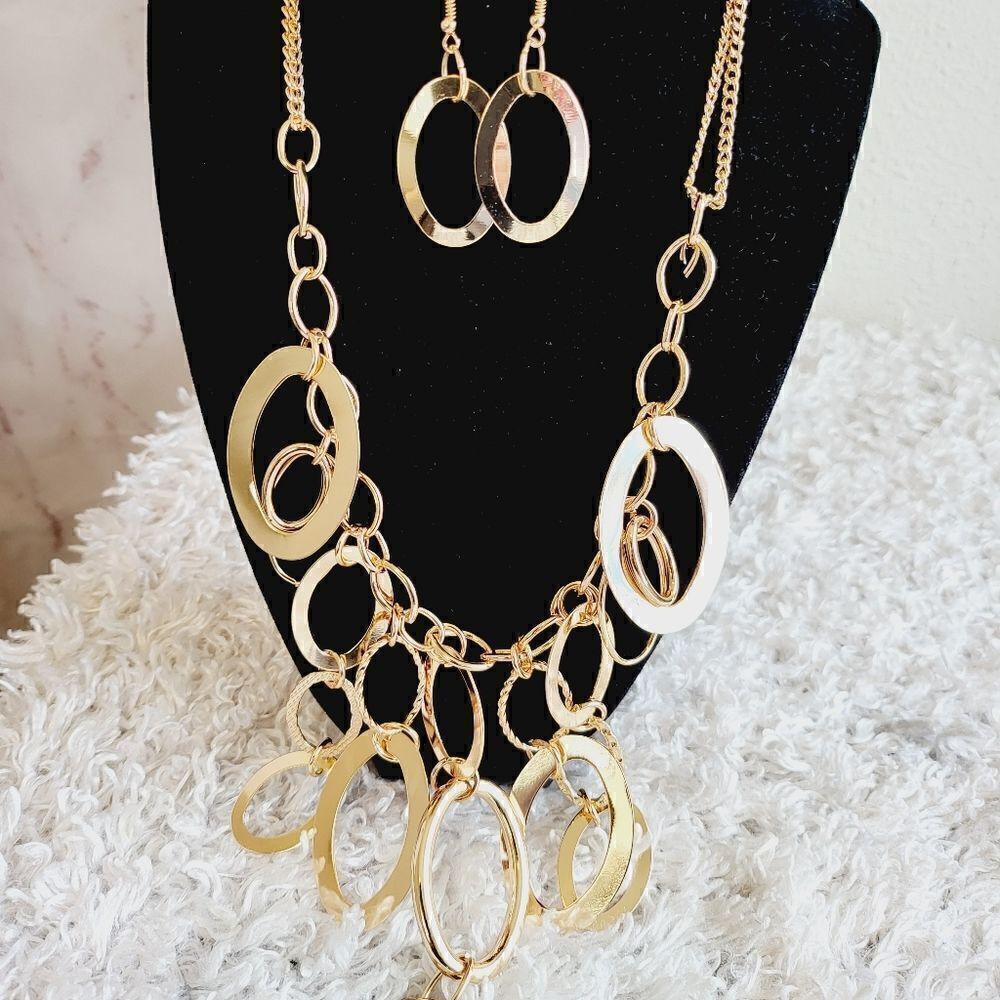 New Boutique gold tone eye catching Oval shapped with matching earrings - Picture 2 of 5